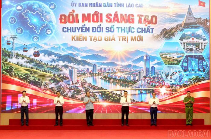 Các đại biểu thực hiện nghi thức bấm nút phát động hưởng ứng Ngày hội Đổi mới sáng tạo quốc gia và Ngày Chuyển đổi số quốc gia năm 2026.
