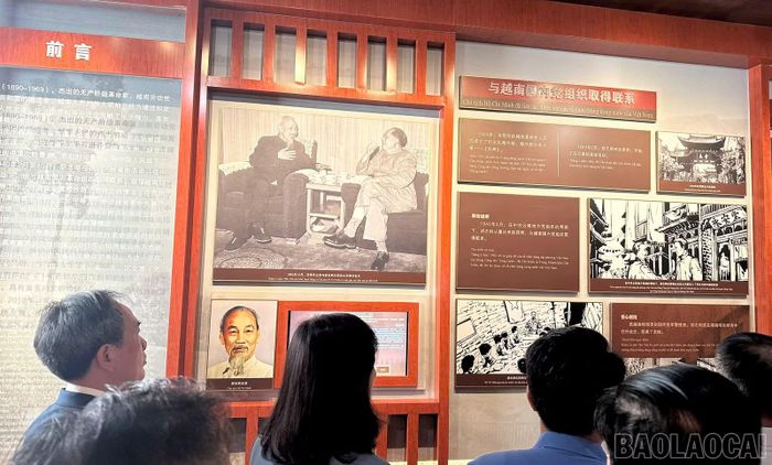 Đoàn đại biểu tham quan Khu di tích lịch sử Chủ tịch Hồ Chí Minh tại phố Nam Hoa Sơn, thành phố Côn Minh.