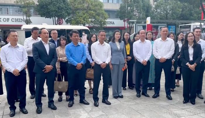 Đoàn đại biểu thăm Điểm liên hệ lập pháp cơ sở phường Hoa Sơn.