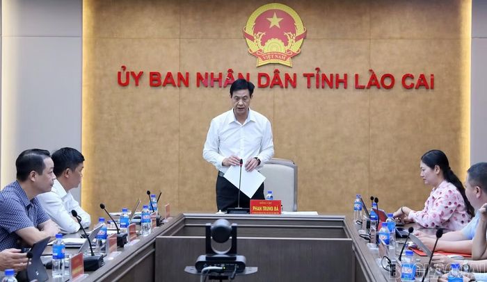 Đồng chí Phan Trung Bá - Phó Chủ tịch UBND tỉnh Lào Cai phát biểu tại hội nghị.