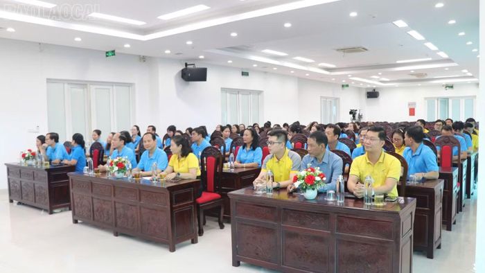 Quang cảnh lễ ra quân tại điểm cầu chính Bảo hiểm xã hội tỉnh Lào Cai.