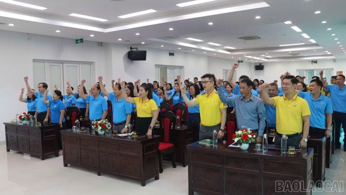 Các đại biểu thể hiện quyết tâm hoàn thành chỉ tiêu nhiệm vụ phát triển đối tượng tham gia các chính sách Bảo hiểm.