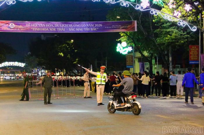 Lực lượng chức năng tổ chức phân luồng, điều tiết giao thông, bảo đảm an ninh, trật tự và an toàn trong thời gian diễn ra lễ hội.