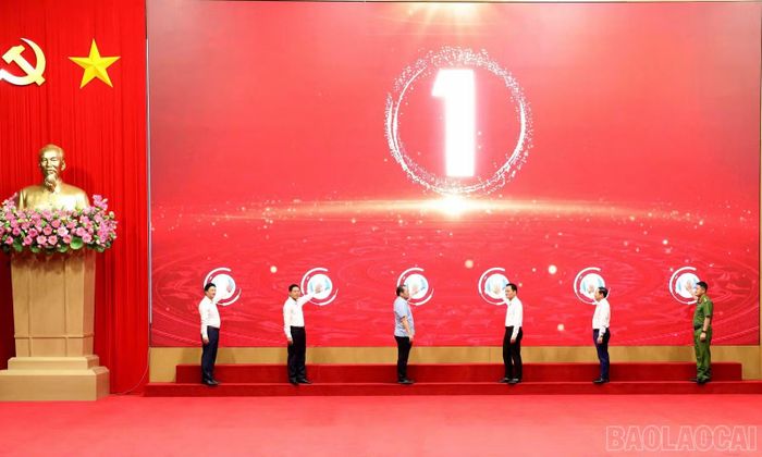 Các đại biểu thực hiện nghi thức bấm nút phát động hưởng ứng Ngày hội Đổi mới sáng tạo quốc gia và Ngày Chuyển đổi số quốc gia năm 2026.