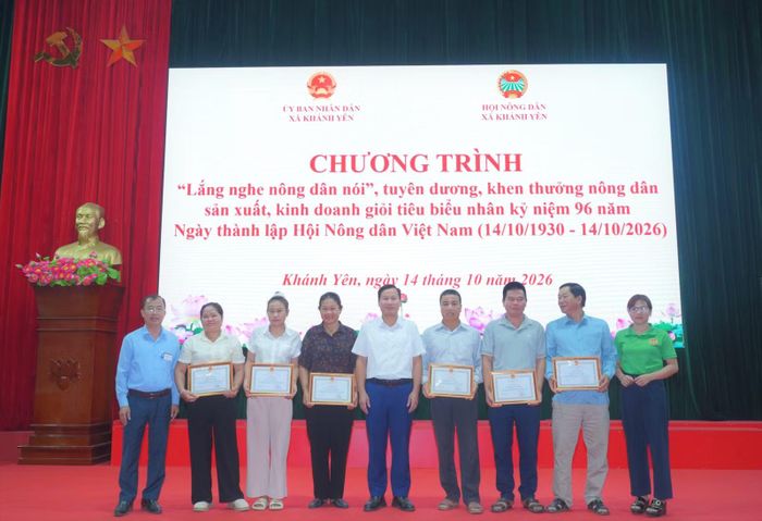 Tuyên dương khen thưởng nông dân tiêu biểu.