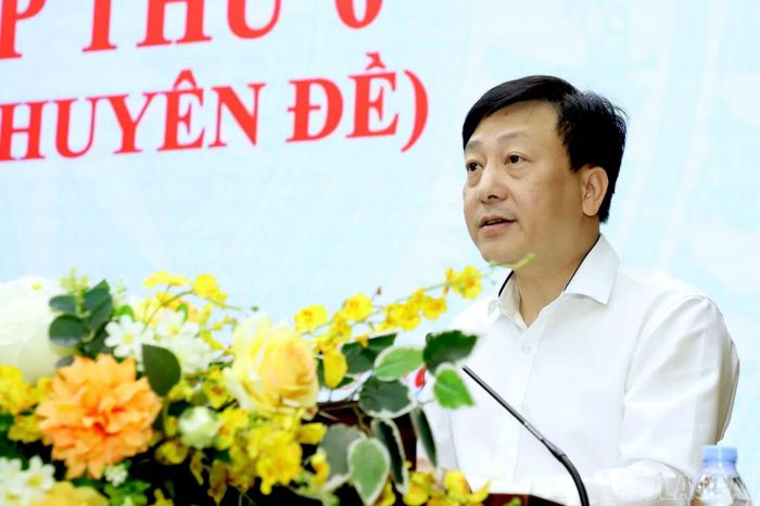 Lãnh đạo các sở, ngành và các Ban HĐND tỉnh trình bày tờ trình, dự thảo nghị quyết tại kỳ họp.