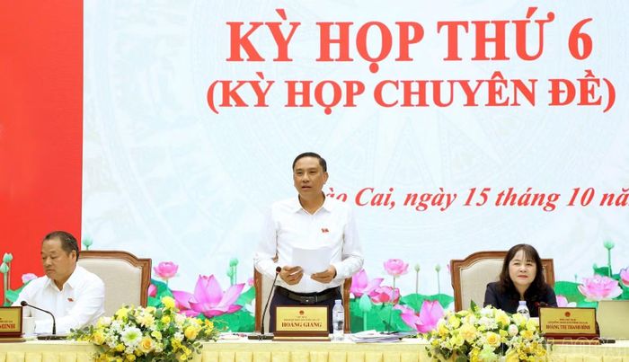 Các đồng chí chủ tọa điều hành kỳ họp.