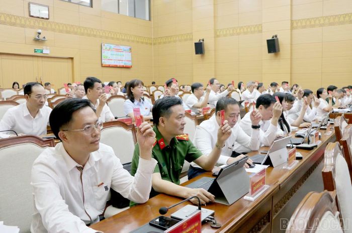 Đại biểu HĐND tỉnh biểu quyết thông qua 23 nghị quyết trình tại kỳ họp.