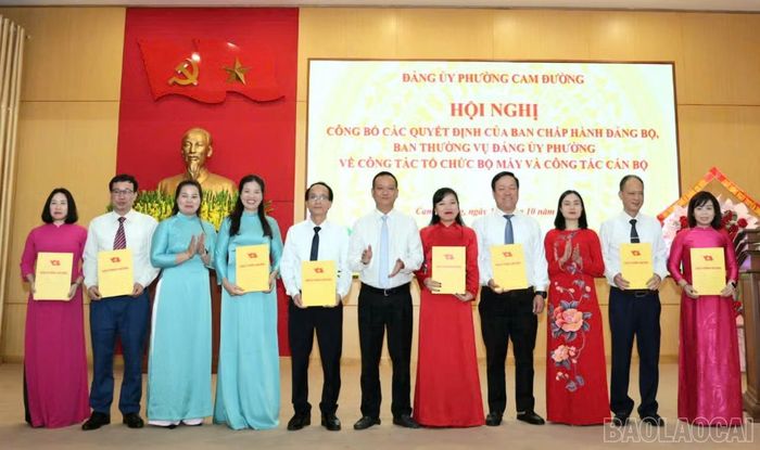 Trao quyết định cho các chi, đảng bộ trực thuộc.