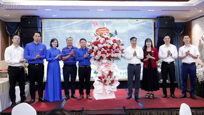 Ủy ban Mặt trận Tổ quốc Việt Nam tỉnh Lào Cai và các tổ chức chính trị xã hội tặng hoa cho Ban Thư ký Ủy ban Hội LHTN Việt Nam tỉnh Lào Cai.