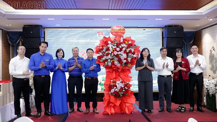 Đồng chí Giàng Thị Dung - Phó Bí thư Tỉnh ủy, Trưởng đoàn Đại biểu Quốc hội tỉnh Lào Cai tặng hoa cho Ban Thư ký Ủy ban Hội.