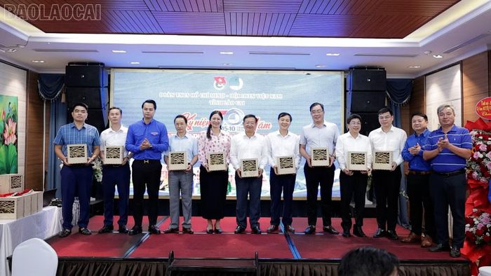 Ban tổ chức tặng quà tri ân các đồng chí Thường trực Hội LHTN Việt Nam tỉnh Lào Cai qua các thời kỳ .