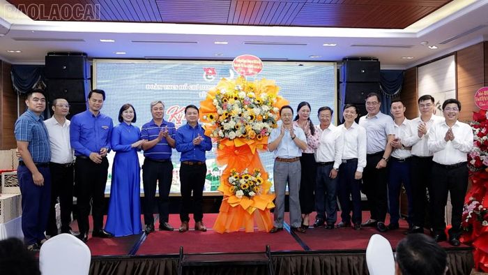 Thường trực Hội qua các thời kỳ tặng hoa cho Ban thư ký Ủy ban Hội LHTN Việt Nam tỉnh Lào Cai.
