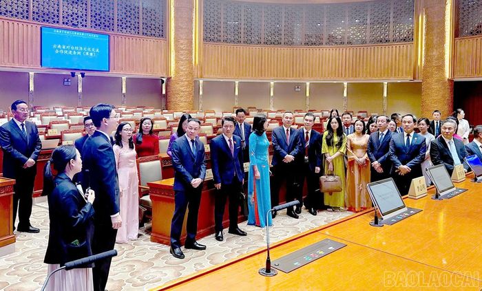 Đoàn đại biểu HĐND các tỉnh Lào Cai, Lai Châu, Điện Biên và Tuyên Quang tham quan phòng họp của Ủy ban Thường vụ Đại hội đại biểu Nhân dân tỉnh Vân Nam.