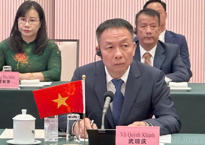 Đồng chí Vũ Quỳnh Khánh - Phó Chủ tịch Thường trực HĐND tỉnh Lào Cai đề nghị hai bên tiếp tục củng cố cơ chế giao lưu, tăng cường chia sẻ kinh nghiệm về nâng cao chất lượng hoạt động của cơ quan dân cử.