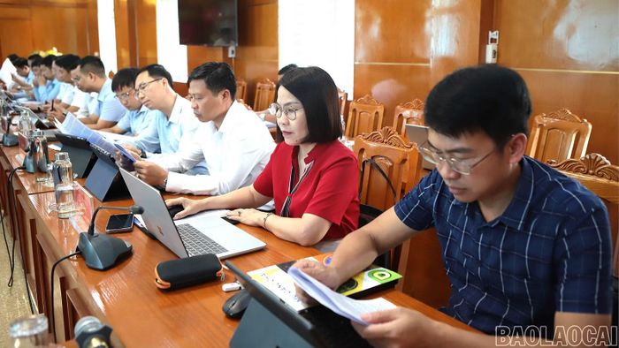 Các đại biểu các xã dự buổi làm việc.