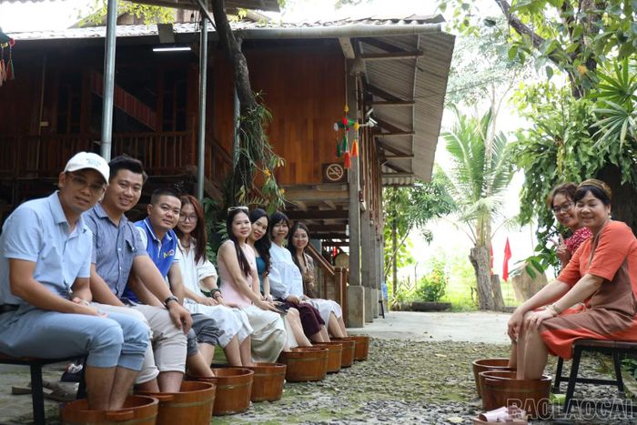 Các đại biểu trải nghiệm dịch vụ ngâm chân thảo dược tại Muonglo Farmstay, phường Cầu Thia.