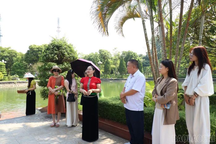Các đại biểu tham quan, tìm hiểu không gian khu vườn quả Bác Hồ tại Khu tưởng niệm Chủ tịch Hồ Chí Minh, phường Nghĩa Lộ.