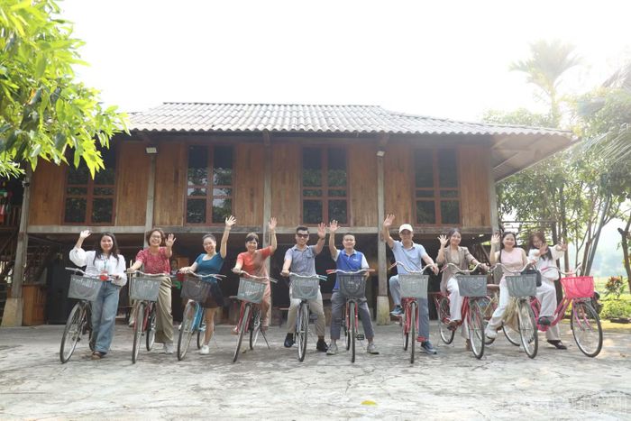 Các đại biểu đạp xe, trải nghiệm không gian sinh thái tại Muonglo Farmstay.