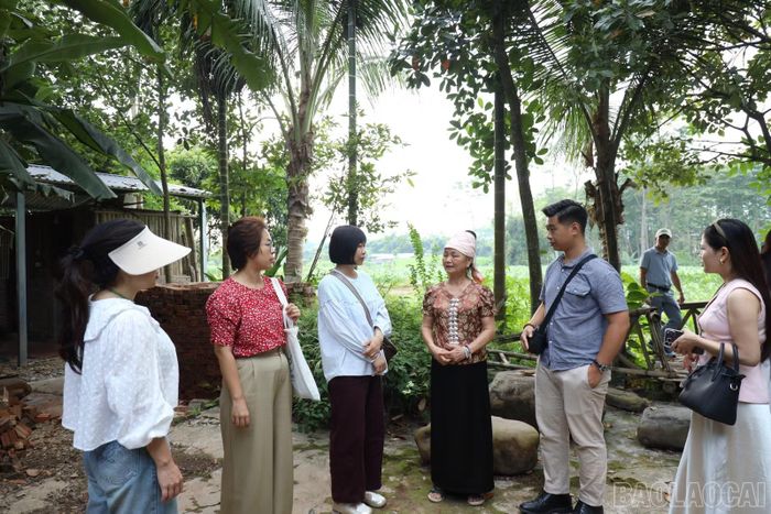 Đoàn tham quan, đánh giá cơ sở vật chất lưu trú tại homestay Loan Khang, phường Trung Tâm.