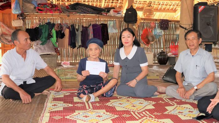 Lãnh đạo xã Lục Yên trao quà cho người cao tuổi.