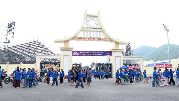 Tại khu vực sân vận động, nơi diễn ra lễ khai mạc, đoàn viên thanh niên và Nhân dân tích cực tham gia vệ sinh môi trường, tạo cảnh quan sạch đẹp, khang trang, sẵn sàng phục vụ các hoạt động của lễ hội.