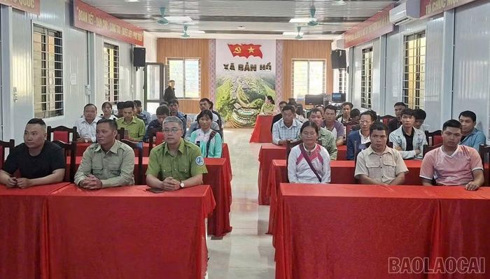 Đại biểu và người dân tham dự buổi tuyên truyền tại xã Bản Hồ.