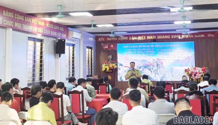 Cán bộ kiểm lâm phổ biến các quy định pháp luật, biện pháp phòng ngừa, ngăn chặn hành vi săn bắt, mua bán, vận chuyển, nuôi nhốt động vật hoang dã trái phép đến người dân.