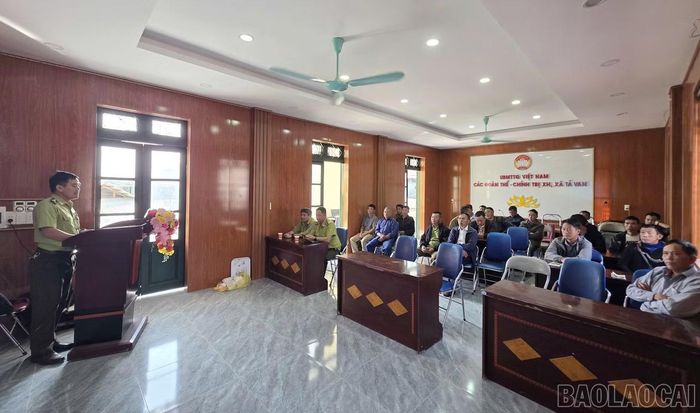 Người dân Tả Van lắng nghe tuyên truyền.