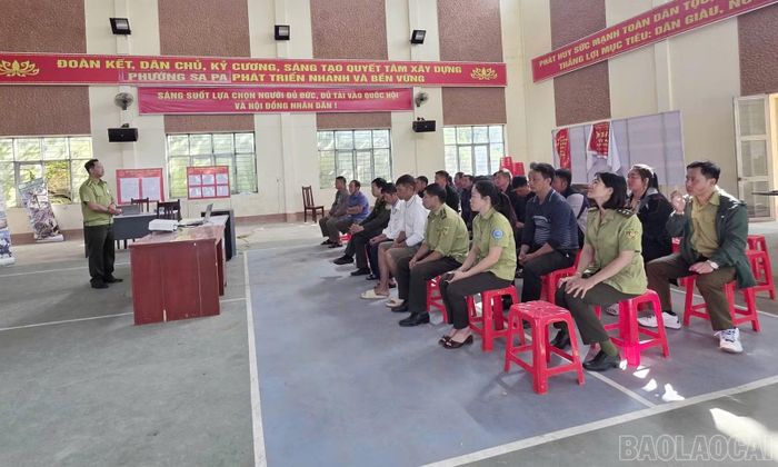 Người dân Bản Hồ lắng nghe tuyên truyền.
