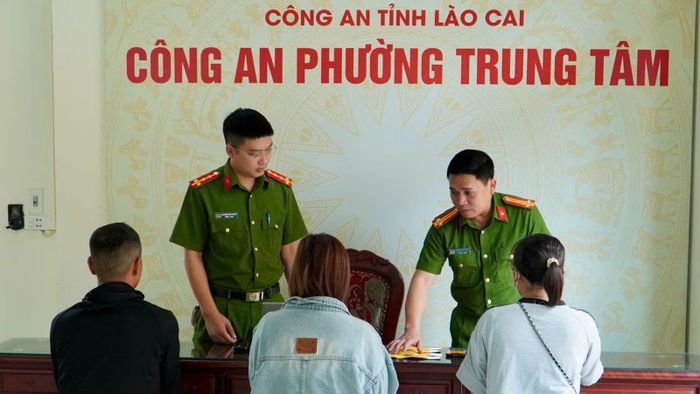Các đối tượng tại cơ quan công an.