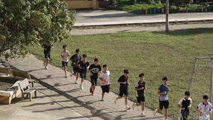Không khí tập luyện việt dã sôi nổi tại Trường Phổ thông Dân tộc nội trú THCS và THPT Mường Khương vào mỗi buổi chiều