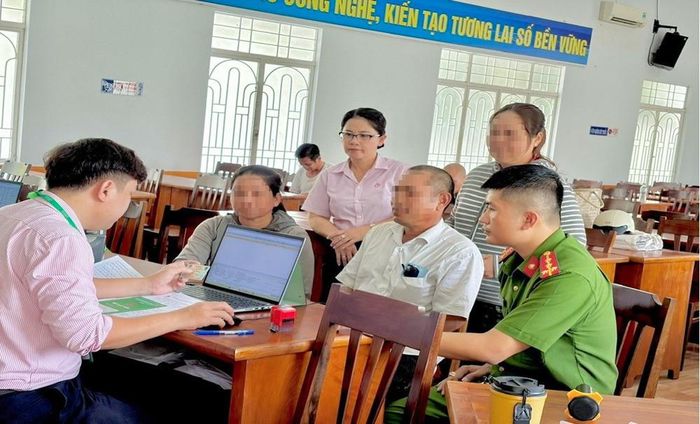 Công an xã Hàm Thuận Nam phối hợp với đơn vị chức năng giải ngân vốn ưu đãi tín dụng đối với người sau cai nghiện ma túy để phát triển sinh kế. Ảnh: Công an Lâm Đồng