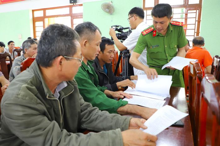 Cán bộ Công an phường phát tờ rơi tuyên truyền