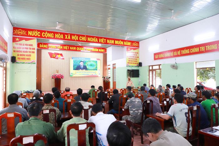 Cán bộ Phòng CSGT đã tuyên truyền, phổ biến các quy định của pháp luật về trật tự, an toàn giao thông liên quan trực tiếp đến việc quản lý, sử dụng và điều khiển xe máy cày, công nông
