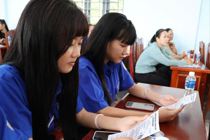 Các em học sinh tham khảo cơ hội việc làm