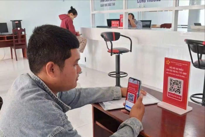Người dân quét mã QR bộ hồ sơ mẫu để làm thủ tục hành chính tại xã Hồng Sơn