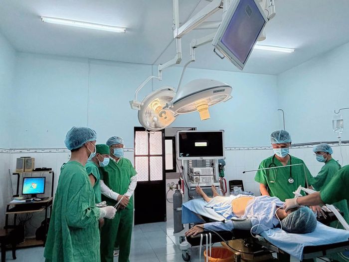 Ca phẫu thuật nội soi đầu tiên tại Trung tâm Y tế Quân dân y đặc khu Phú Quý