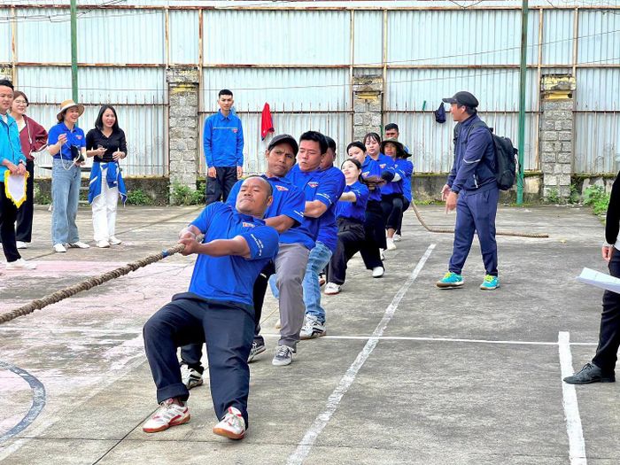 Các vận động viên thi đấu môn kéo co tại Hội thao chào mừng 70 năm Ngày truyền thống Hội LHTN Việt Nam