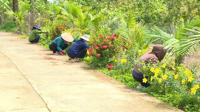 Mô hình Dân vận khéo “Tạo cảnh quan môi trường sáng, xanh, sạch, đẹp các tuyến đường” tại thôn Phú Hòa, xã Đạ Tẻh 3