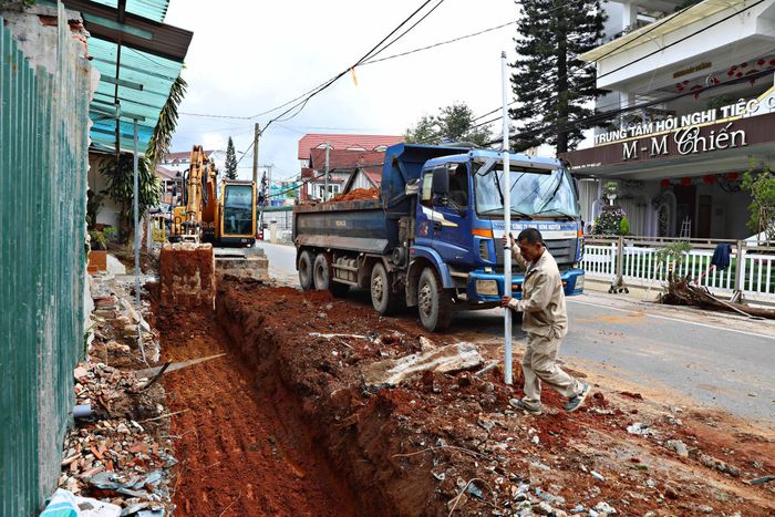Các đơn vị chức năng tiếp tục tháo gỡ vướng mắc mặt bằng tại nút giao ngã ba Nguyễn Đình Chiểu - Sương Nguyệt Ánh - Yersin để đẩy nhanh tiến độ mở rộng nút giao, lắp đặt đèn tín hiệu giao thông