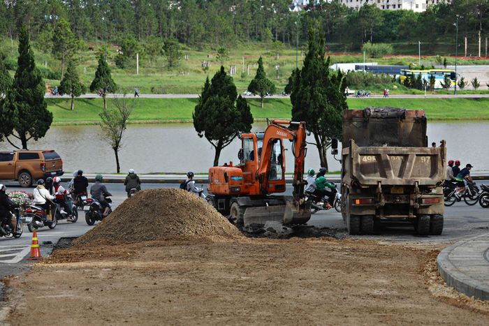 Các đơn vị thi công tập trung máy móc, nhân lực sửa chữa mặt đường tại khu vực vòng xoay Nguyên Tử Lực - Trần Quốc Toản