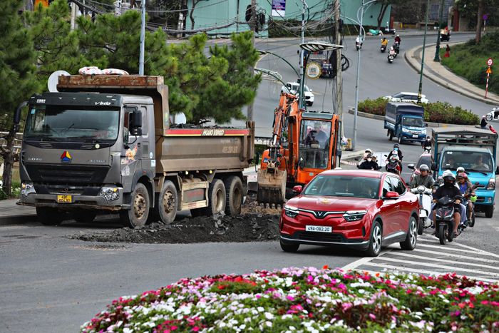 Mặt đường tại khu vực vòng xoay Nguyên Tử Lực - Trần Quốc Toản, giáp hồ Xuân Hương xuống cấp đang được các đơn vị sửa chữa nhằm bảo đảm an toàn giao thông sáng 13/10