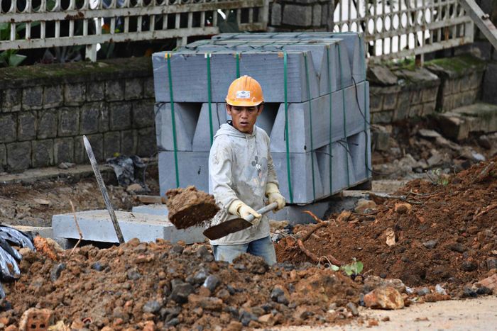 Công nhân thi công các hạng mục chỉnh trang vỉa hè trên đường Lê Thị Hồng Gấm, phường Xuân Hương - Đà Lạt