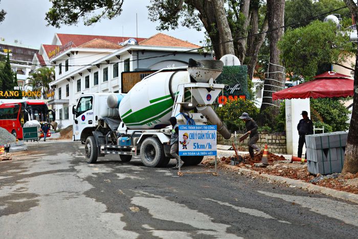 Đường Lê Thị Hồng Gấm đang được nâng cấp lòng đường và vỉa hè, góp phần chỉnh trang diện mạo khu vực trung tâm Đà Lạt trước Festival Hoa Đà Lạt 2026