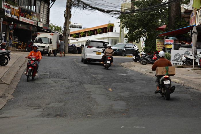 Một đoạn ngắn trên đường Phan Bội Châu - tuyến đường trung tâm phường Xuân Hương - Đà Lạt mặt đường gồ ghề, bắt đầu xuống cấp