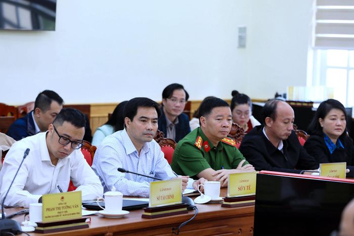 Lãnh đạo các sở, ngành dự và theo dõi phát biểu của Phó Bí thư Tỉnh ủy, Chủ tịch HĐND tỉnh Lâm Đồng Lưu Văn Trung