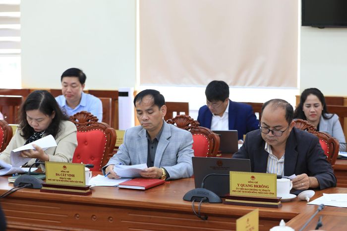 Các Phó Chủ tịch HĐND tỉnh Lâm Đồng: Y Quang BKrông, Đa Cát Vinh và Nguyễn Thị Thuận Bích theo dõi phiên họp