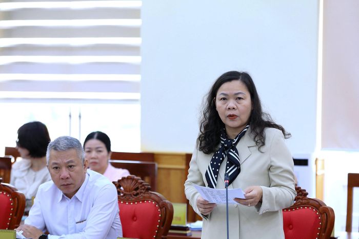 Tỉnh ủy viên, Phó Chủ tịch HĐND tỉnh, Trưởng Ban Văn hóa - Xã hội HĐND tỉnh Lâm Đồng Nguyễn Thị Thuận Bích cho ý kiến về các nội dung thuộc thẩm quyền