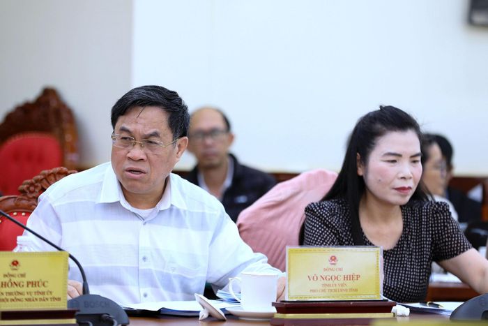 Tỉnh ủy viên, Phó Chủ tịch UBND tỉnh Lâm Đồng Võ Ngọc Hiệp (bên trái) trao đổi một số nội dung tại phiên họp